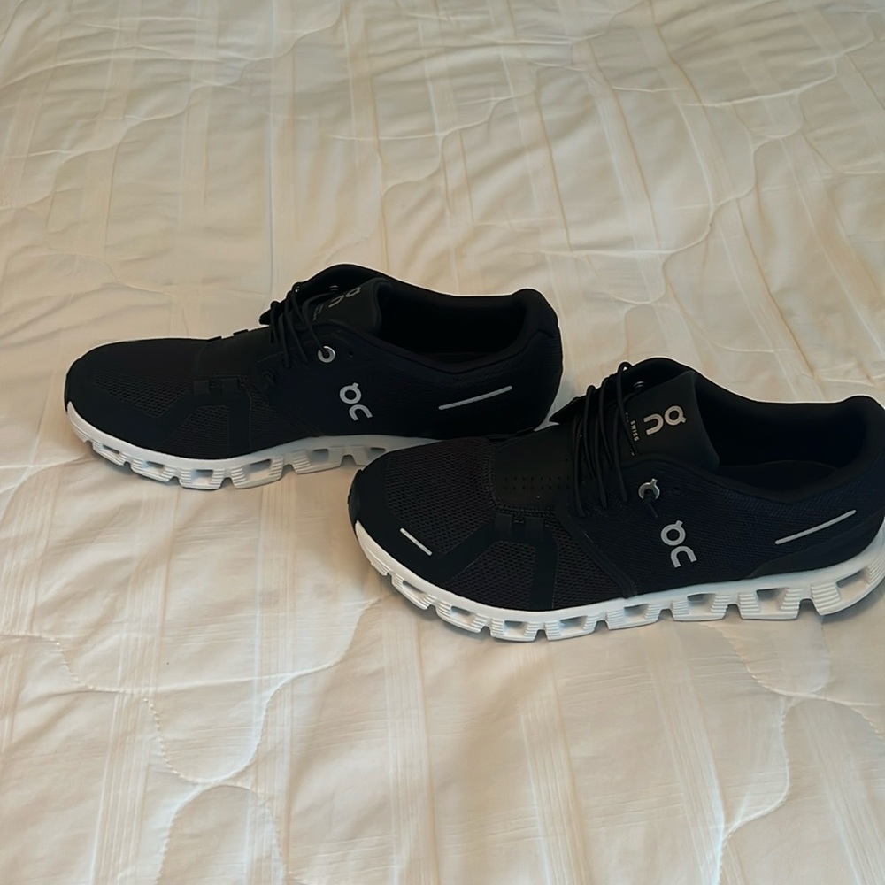 Women’s On Cloud Sneakers size 9